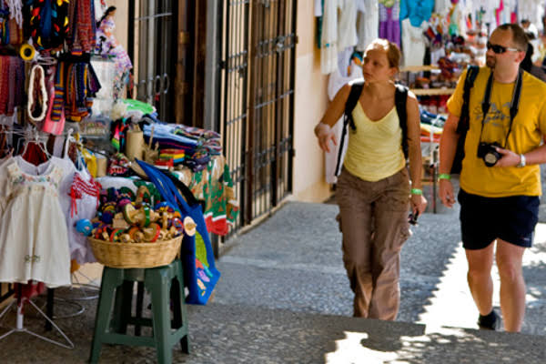 En septiembre se podría comenzar a reactivar el turismo de Estados Unidos a México