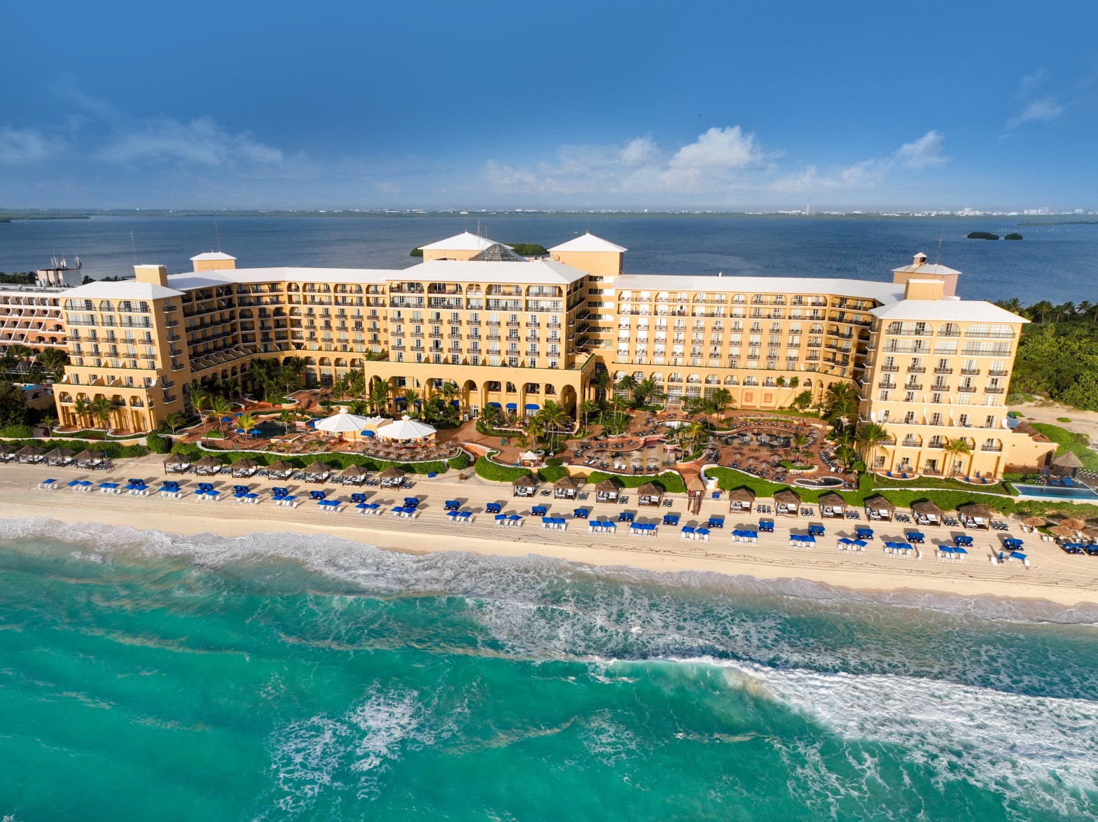 Vista aérea del Kempinski Hotel Cancún mostrando su privilegiada ubicación frente al mar Caribe y sus amplias instalaciones, ideales para combinar lujo y turismo de reuniones en la Riviera Maya