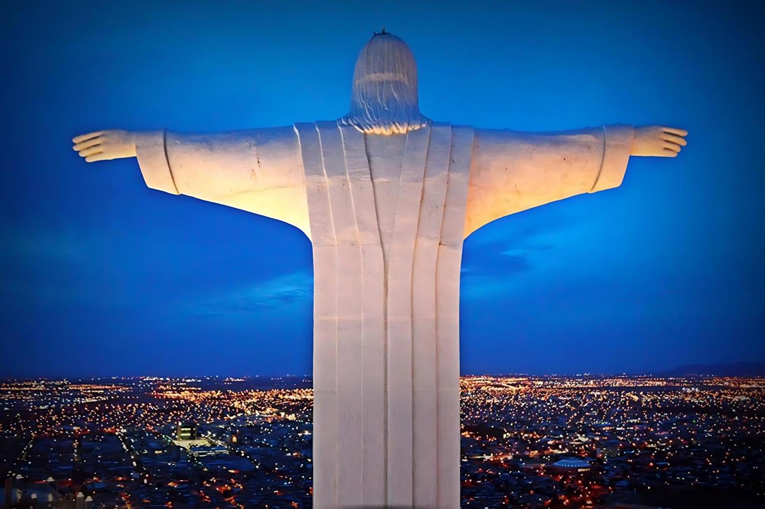 Vista nocturna desde el Cristo de las Noas en Torreón, Coahuila, con la ciudad iluminada al fondo. Representa uno de los íconos turísticos y espirituales más importantes del norte de México, frecuentemente incluido en programas de incentivo o visitas culturales dentro del segmento MICE.