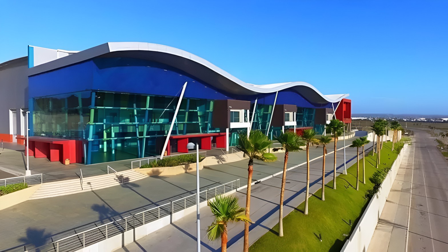 Fachada principal del Baja California Center, sede del Tianguis Turístico México 2025 en Tijuana. El moderno centro de convenciones destaca por su diseño vanguardista y su capacidad para albergar eventos de gran escala, reflejando la evolución del turismo MICE en México.