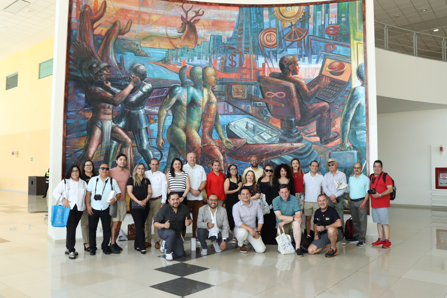 Integrantes del press trip especializado en turismo de reuniones, reunidos frente al mural icónico del Mazatlán International Center, símbolo de la apuesta del destino por el desarrollo económico, cultural y tecnológico a través de eventos y congresos.