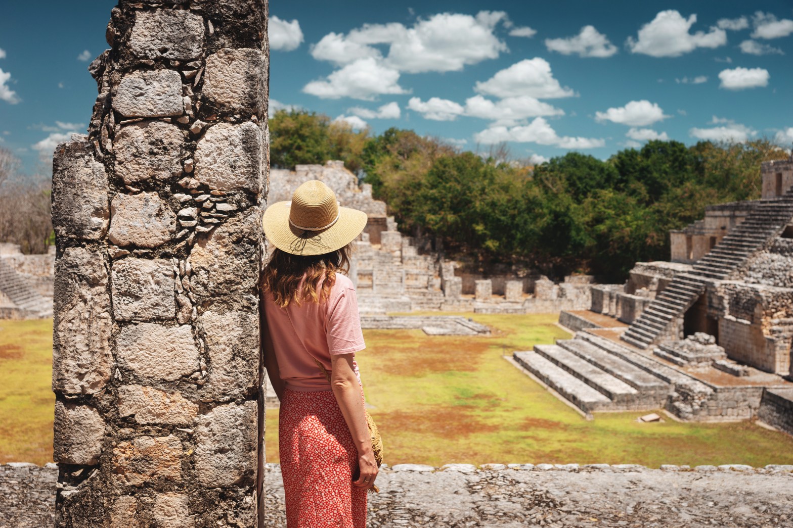 Turista contempla la zona arqueológica de Edzná en Campeche, uno de los destinos que forman parte de la oferta de experiencias culturales en México promovidas por Civitatis.