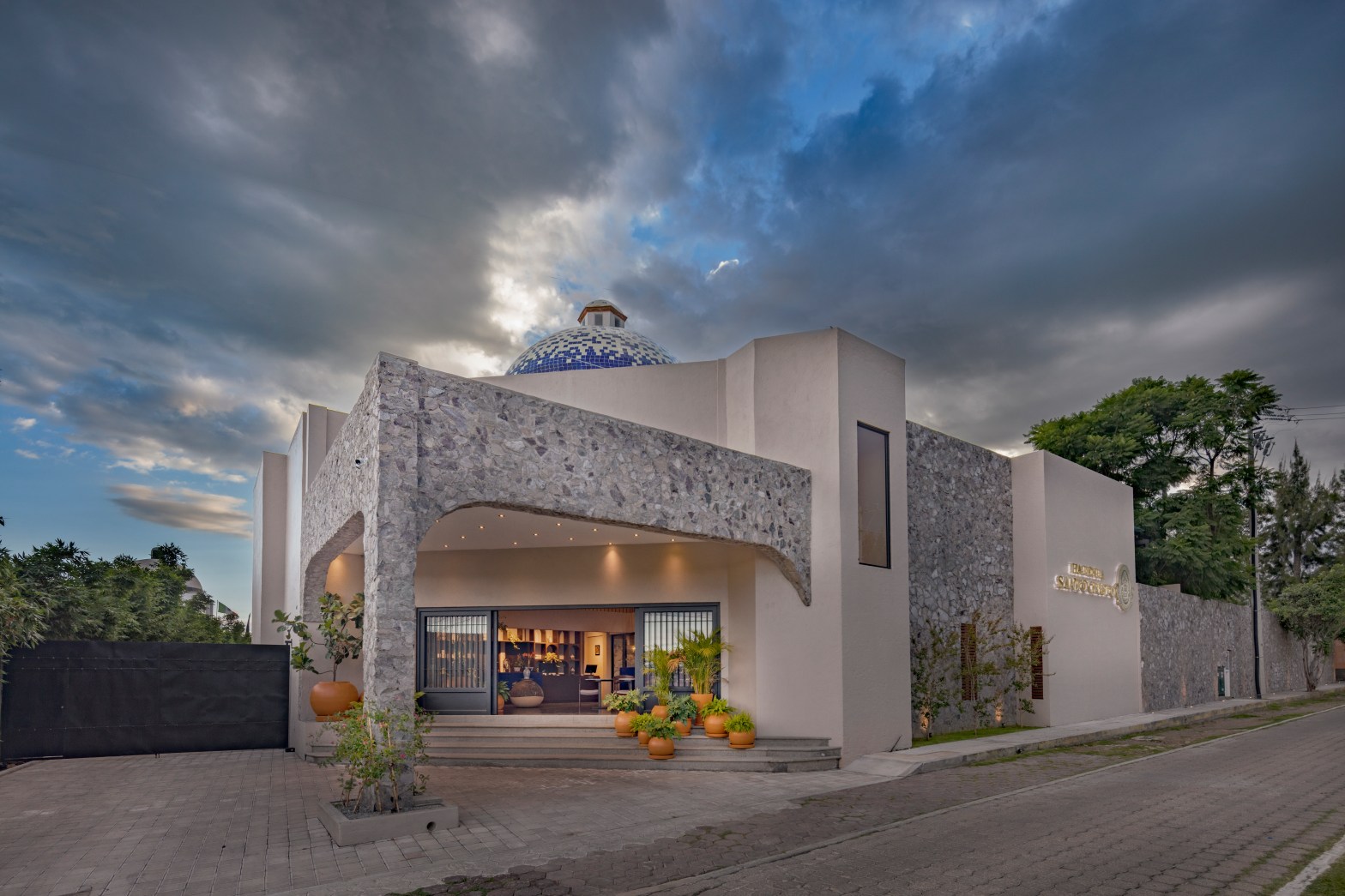 Esta fotografía captura la fachada colonial iluminada al atardecer. Es una imagen potente y evocadora que transmite historia, elegancia y atmósfera. Ideal para impactar desde el primer vistazo, representa la esencia del lugar y anticipa el tono del artículo: refinado, con alma.
