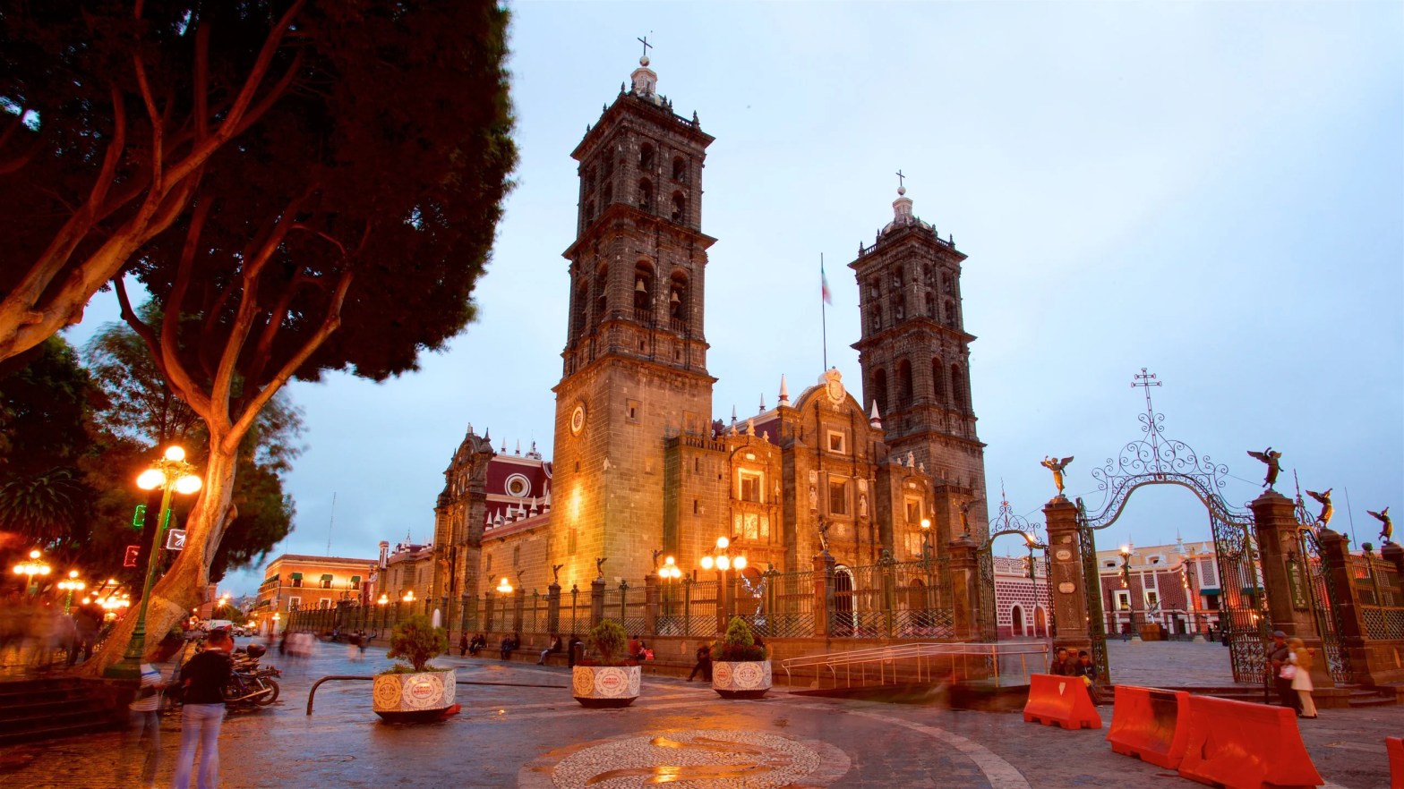 Vista al atardecer de la majestuosa Catedral de Puebla, iluminada y enmarcada por el zócalo histórico. La imagen transmite la riqueza patrimonial y el carácter emblemático de la ciudad como sede ideal para grandes congresos como el CNIR, conectando su legado cultural con su vocación actual para el turismo de reuniones.