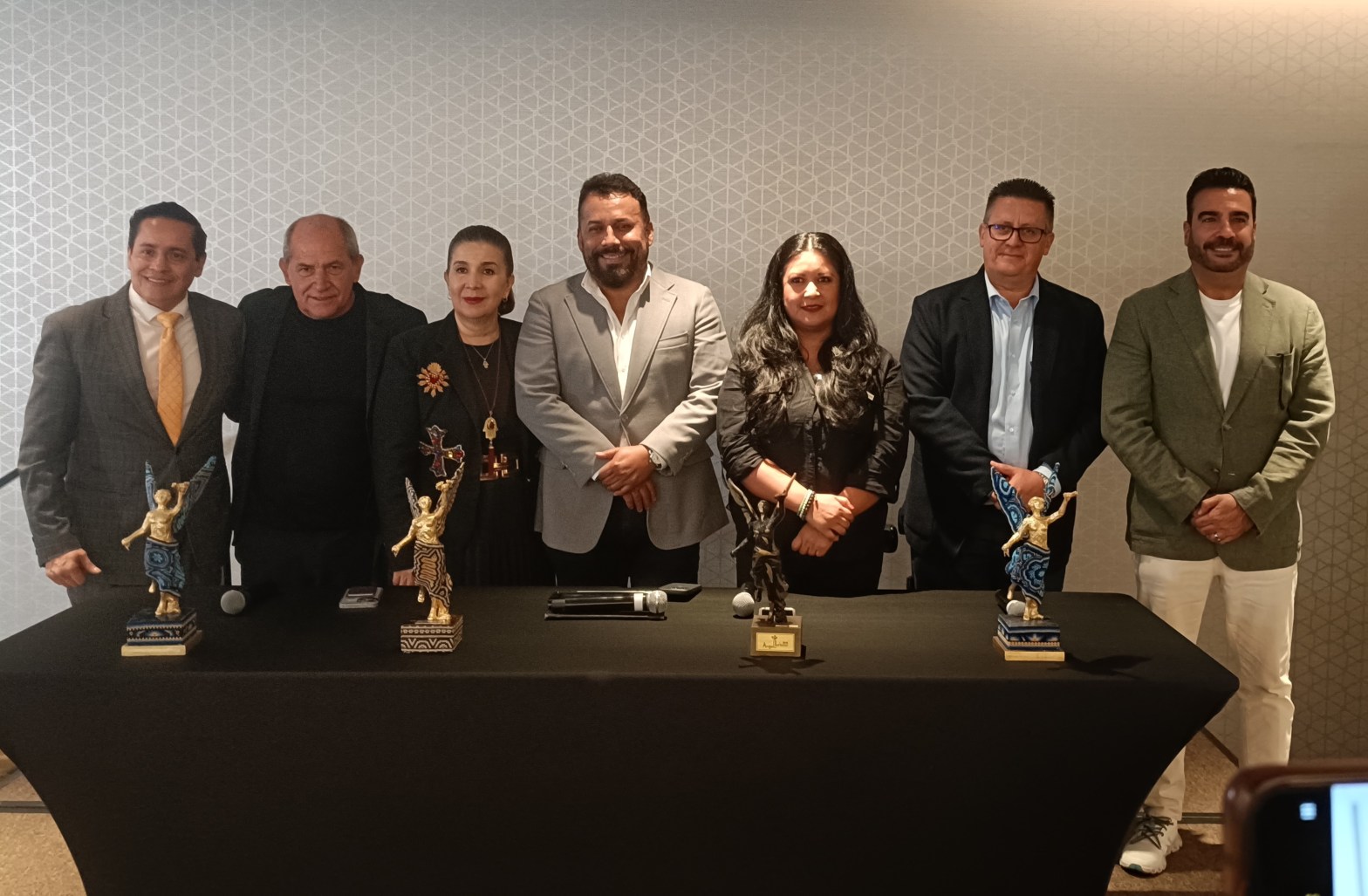 Fidel Ovando, presidente del Ángel del Turismo, posa junto a representantes de los patrocinadores Turibus, Encore y Menchaca Studio, así como con integrantes del jurado 2025, durante la presentación oficial del galardón. La imagen resume el respaldo institucional y la pluralidad de visiones que dan fuerza a esta edición histórica del reconocimiento.