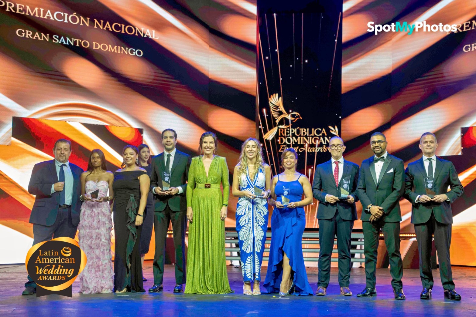 Un grupo de ganadores posa en el escenario de los Latin American Wedding Awards en Santo Domingo, mostrando los trofeos que reconocen su excelencia en la industria de bodas y eventos en América Latina, reflejando el alcance y prestigio internacional de esta premiación.