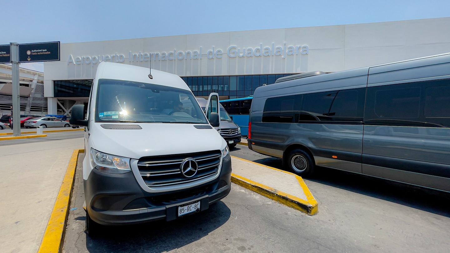 Vehículos ejecutivos de JC Traslados listos para recibir a delegaciones en el Aeropuerto Internacional de Guadalajara, transmitiendo confianza, puntualidad y profesionalismo desde el primer momento.