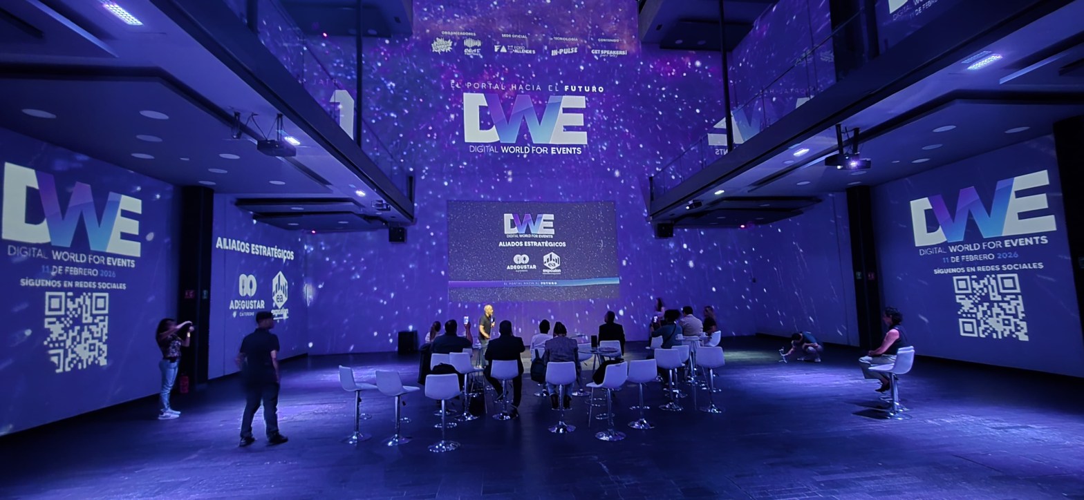 Vista panorámica del lanzamiento de Digital World For Events, con proyecciones inmersivas y asistentes reunidos en un espacio futurista que simboliza la convergencia entre lo físico y lo digital en la industria MICE
