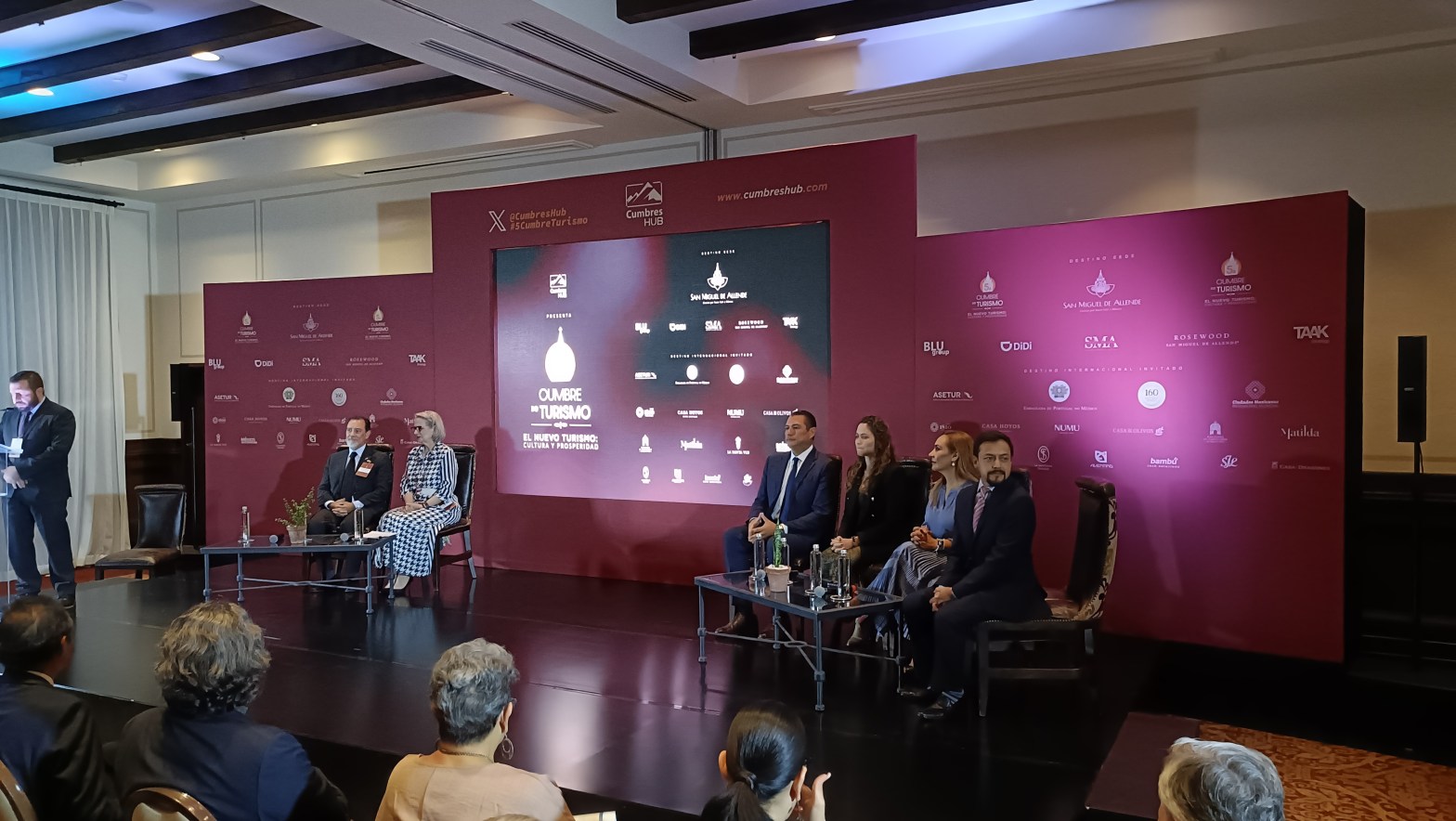 Panel inaugural de la 5ª Cumbre de Turismo en San Miguel de Allende, con líderes del sector turístico y autoridades, en un espacio de diálogo sobre cultura, sostenibilidad e innovación.