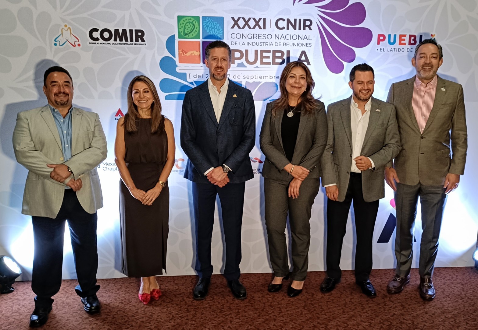 Luis Díaz, presidente del COMIR 2025–2027, acompañado de los integrantes de su mesa directiva durante el XXXI Congreso Nacional de la Industria de Reuniones en Puebla, momento que simboliza el inicio de una nueva etapa para el organismo con enfoque en innovación, sustentabilidad e inclusión