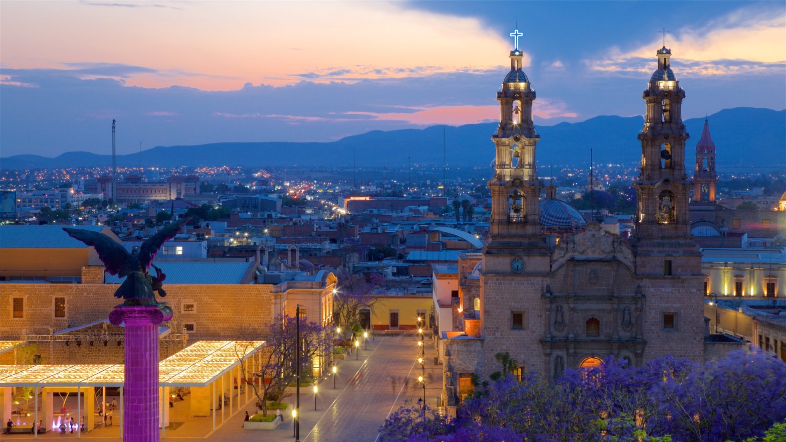 Vista panorámica del centro histórico de Aguascalientes al atardecer, con la Catedral Basílica y la Plaza Patria iluminadas, símbolo del crecimiento turístico y cultural del estado.