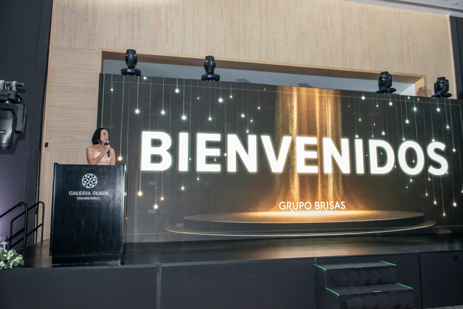 Representante de Grupo Brisas da la bienvenida durante evento privado en Galería Plaza San Jerónimo, destacando los logros anuales en ventas.