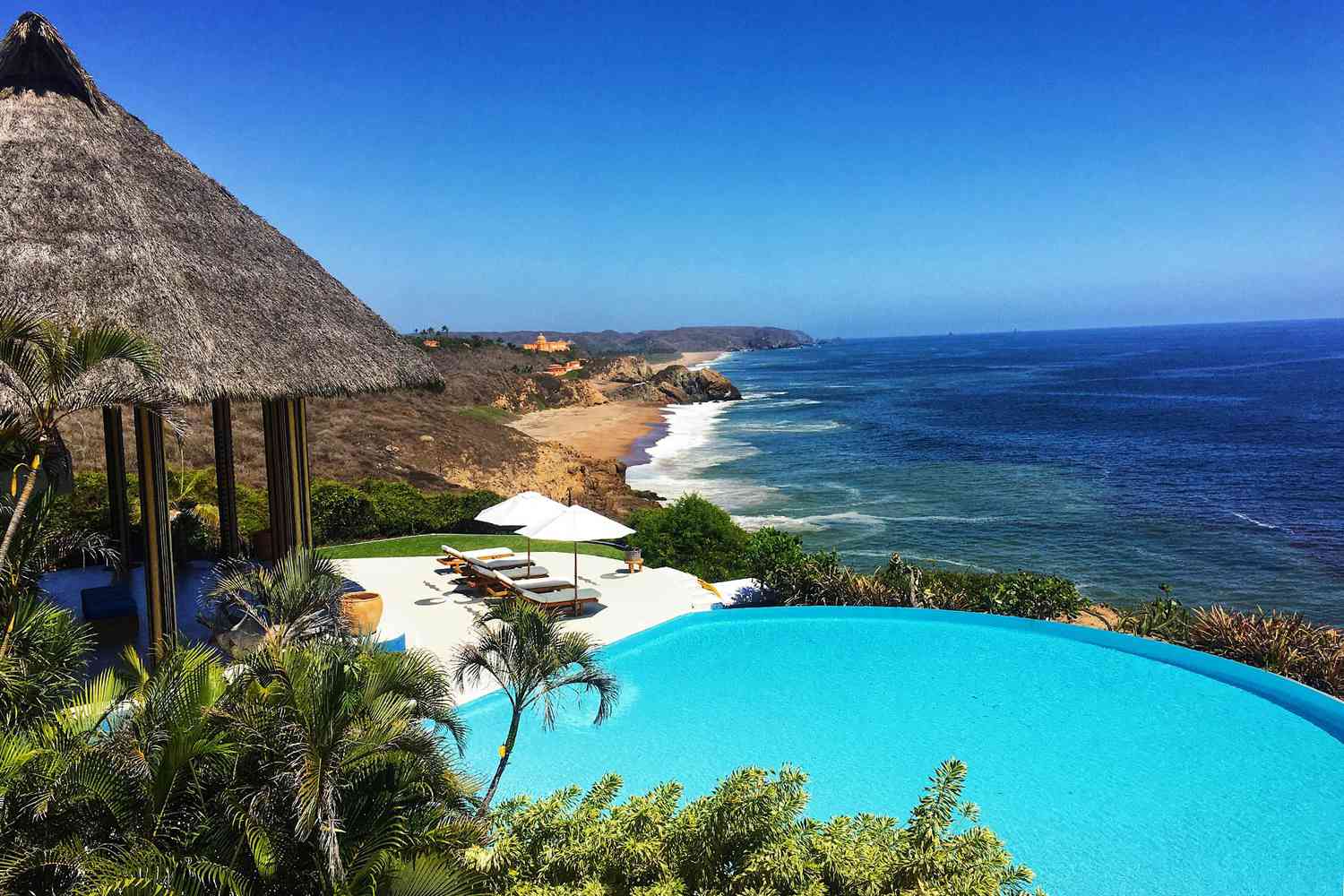 Vista panorámica de Costalegre, Jalisco, donde el lujo natural y el paisaje se integran en armonía, ideal para eventos con propósito que buscan conexión, exclusividad y sostenibilidad.