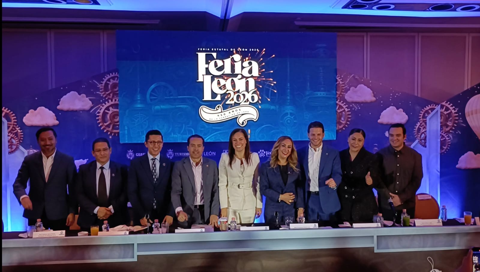 Autoridades y representantes del sector turismo durante la presentación oficial de la Feria Estatal de León 2026, que conmemorará 150 años de historia.