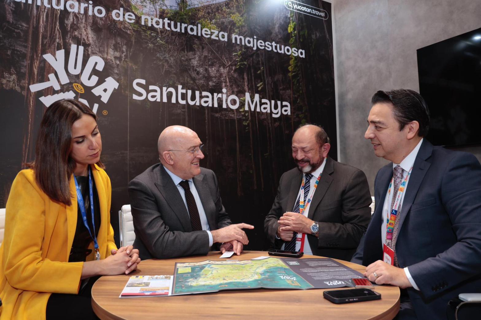 Autoridades turísticas de Yucatán y del Ayuntamiento de Valladolid, España, dialogan en el stand de Yucatán durante FITUR 2026 sobre el acuerdo de hermanamiento entre ambas ciudades.