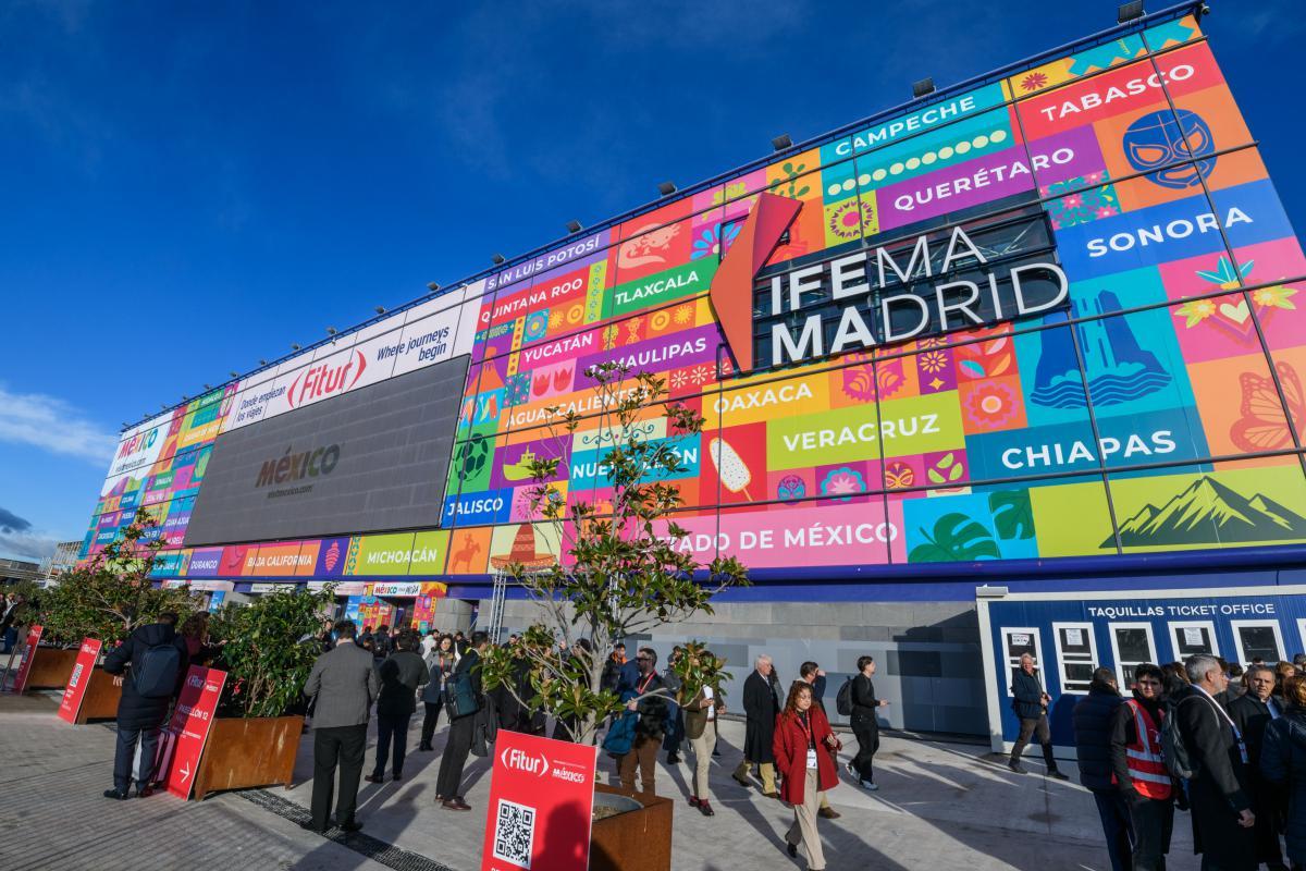 Fachada de IFEMA Madrid con diseño del pabellón de México como País Socio en FITUR 2026, mostrando los estados participantes y colores vibrantes