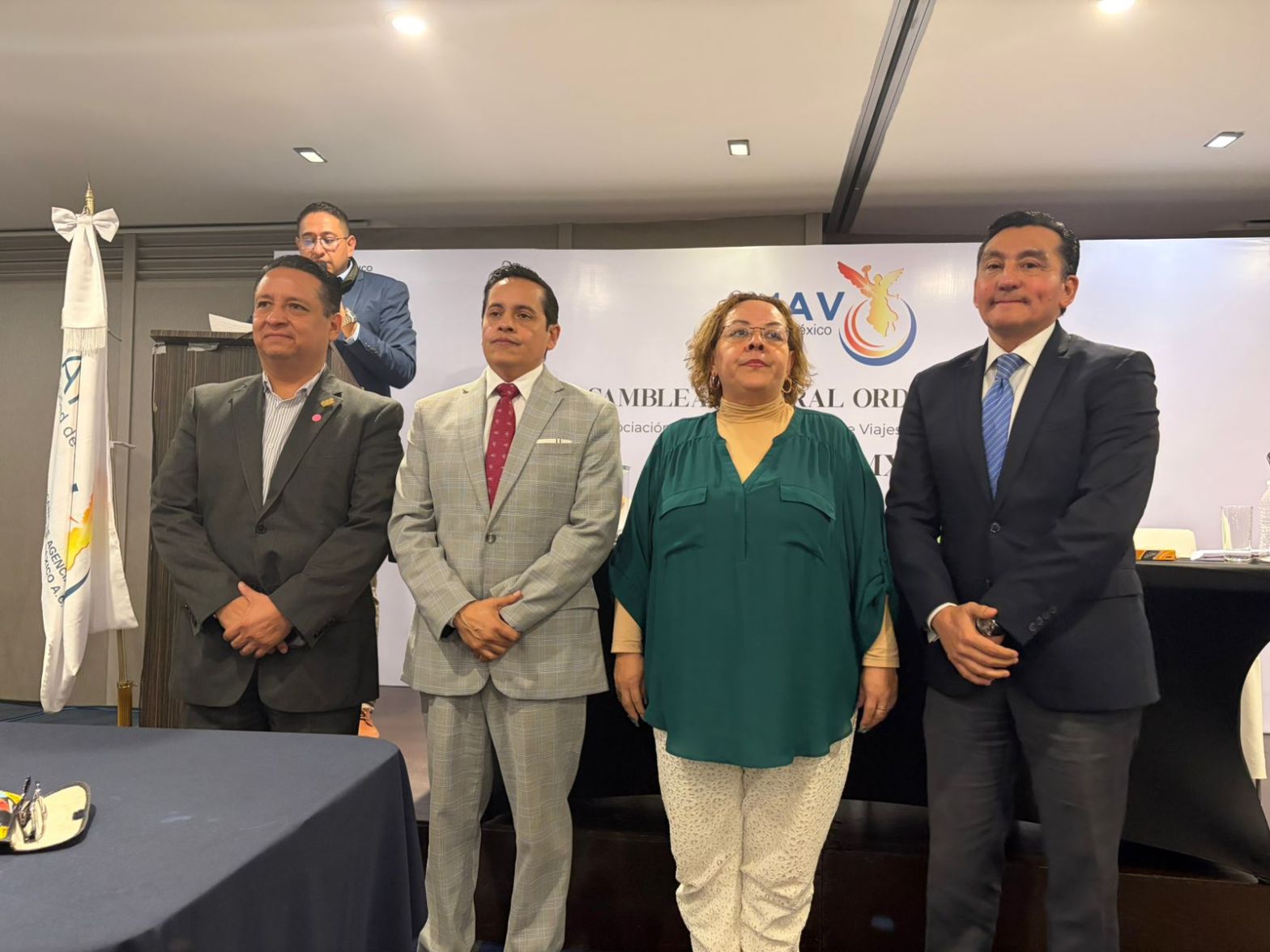 Raymundo Flores junto a integrantes del nuevo Consejo Directivo de AMAV CDMX 2026-2028 durante la Asamblea General Ordinaria