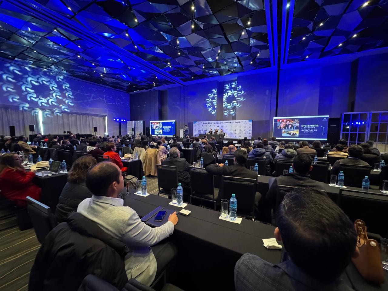 Sesión plenaria durante el CONAM 2026 en Monterrey, con asistentes de la comunidad AMPROFEC reunidos en un espacio de análisis y diálogo sobre la industria de reuniones