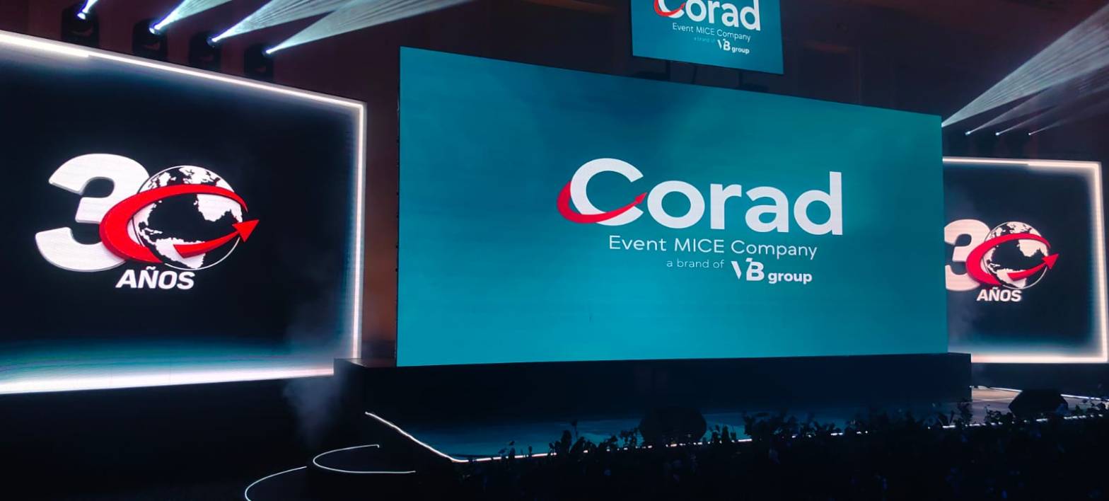 Escenario principal del 30 aniversario de Corad Event MICE Company durante el anuncio de su integración estratégica con VB Group en México.