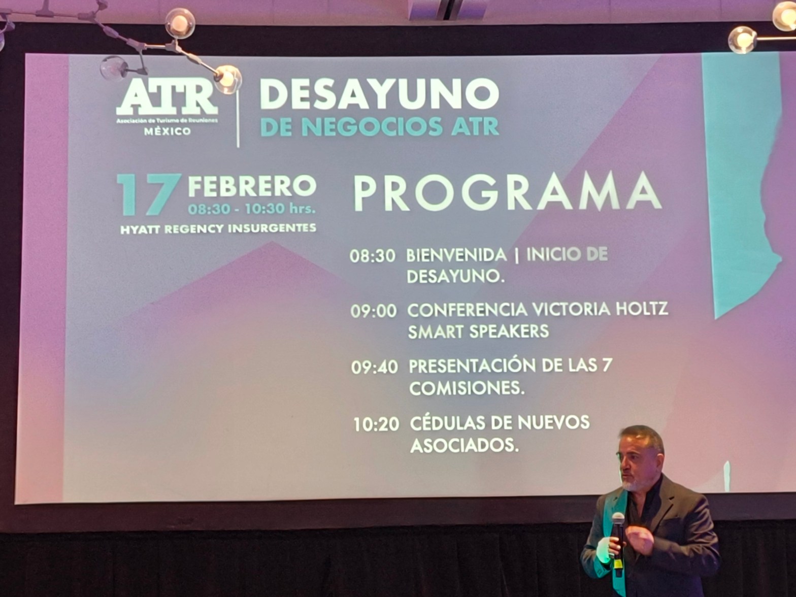 avier Gámez, presidente de la ATR, expone datos sobre congresos, corporativos y exposiciones durante el Desayuno de Negocios ATR en Ciudad de México