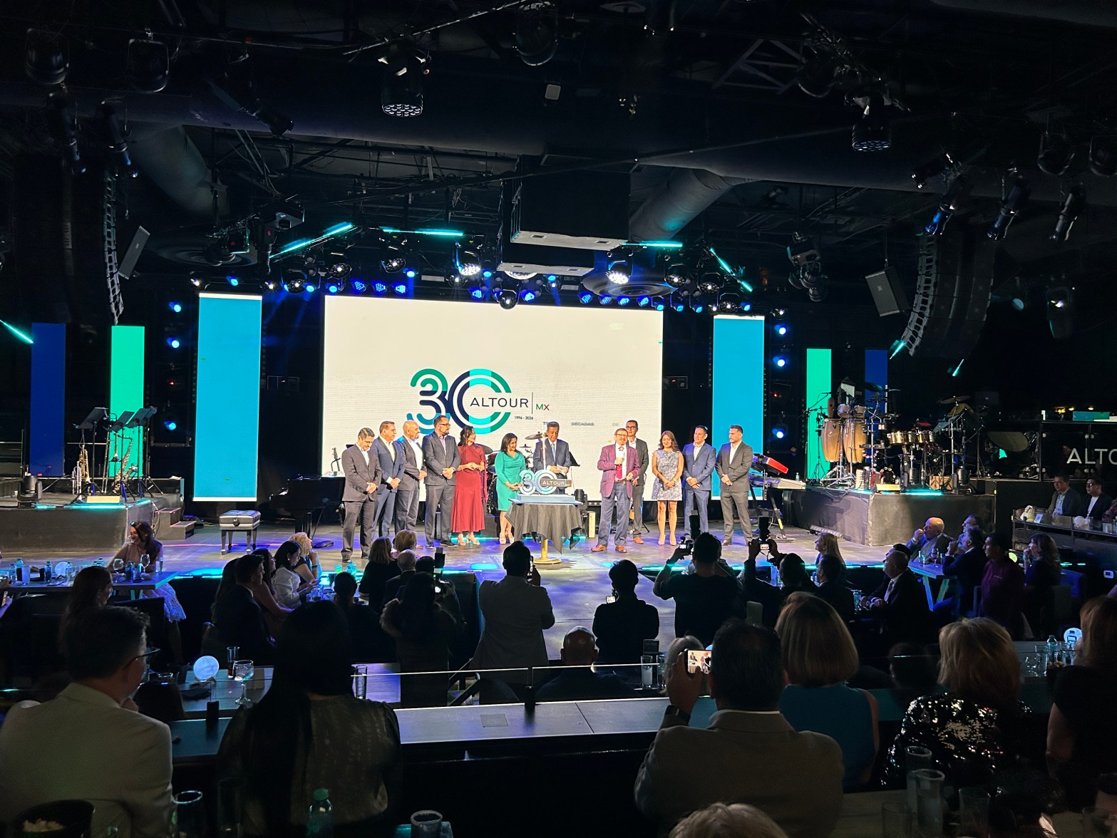 Directivos de ALTOUR México en el escenario del Foro Total Play durante la celebración de su 30 aniversario, ante clientes y aliados del sector de viajes corporativos.