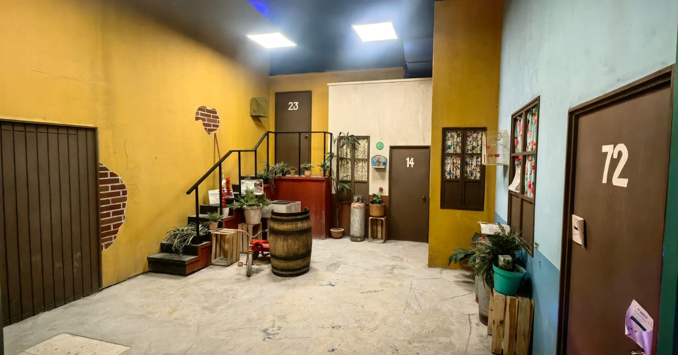 Recreación de la vecindad del Chavo del 8 dentro de la experiencia inmersiva Odisea México en Plaza Carso, Ciudad de México.