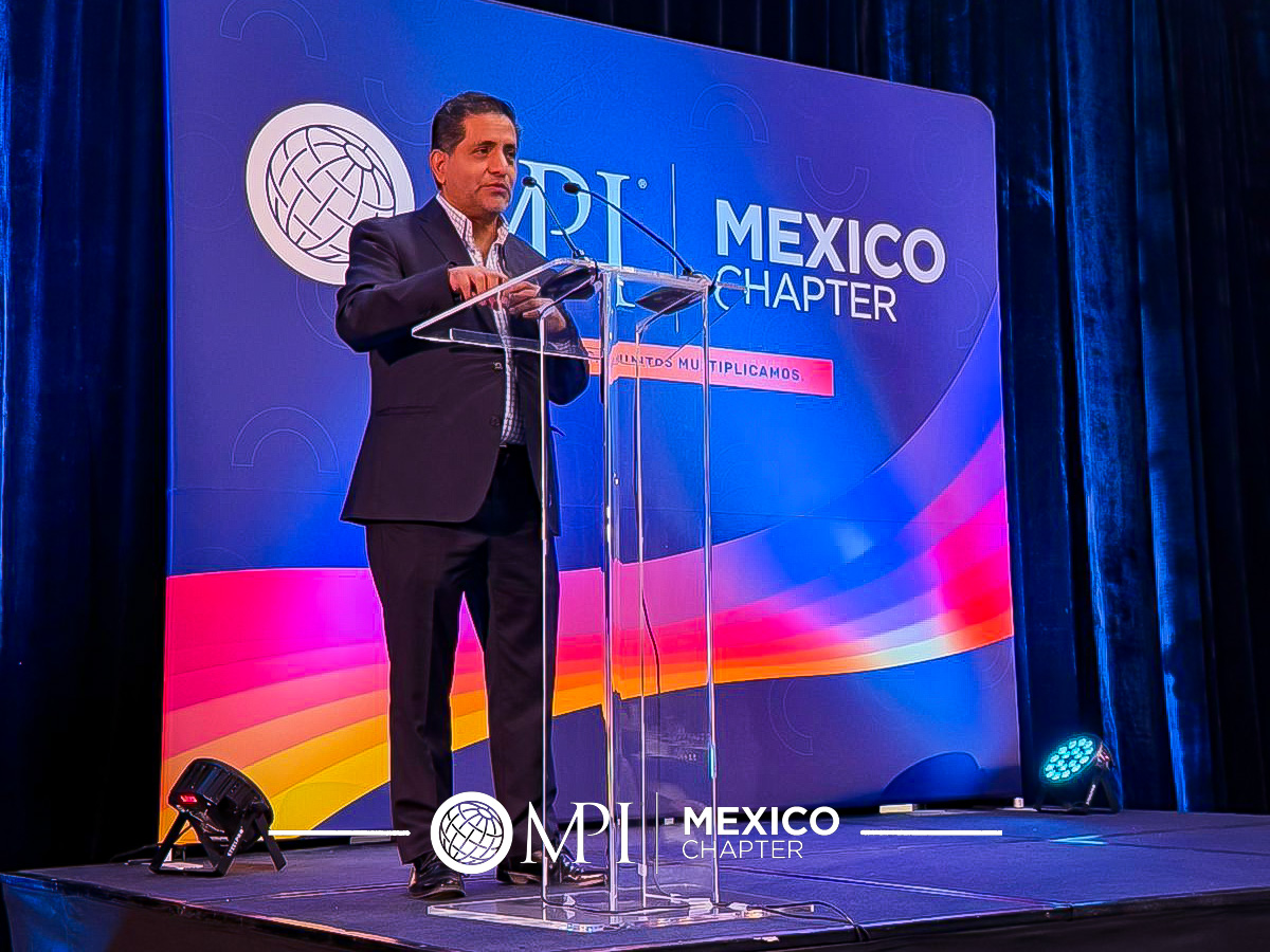 Hugo Rosas, presidente de MPI México Chapter, da la bienvenida a socios y profesionales de la industria de reuniones durante el primer Network & Learn 2026 en Centro Banamex, Ciudad de México