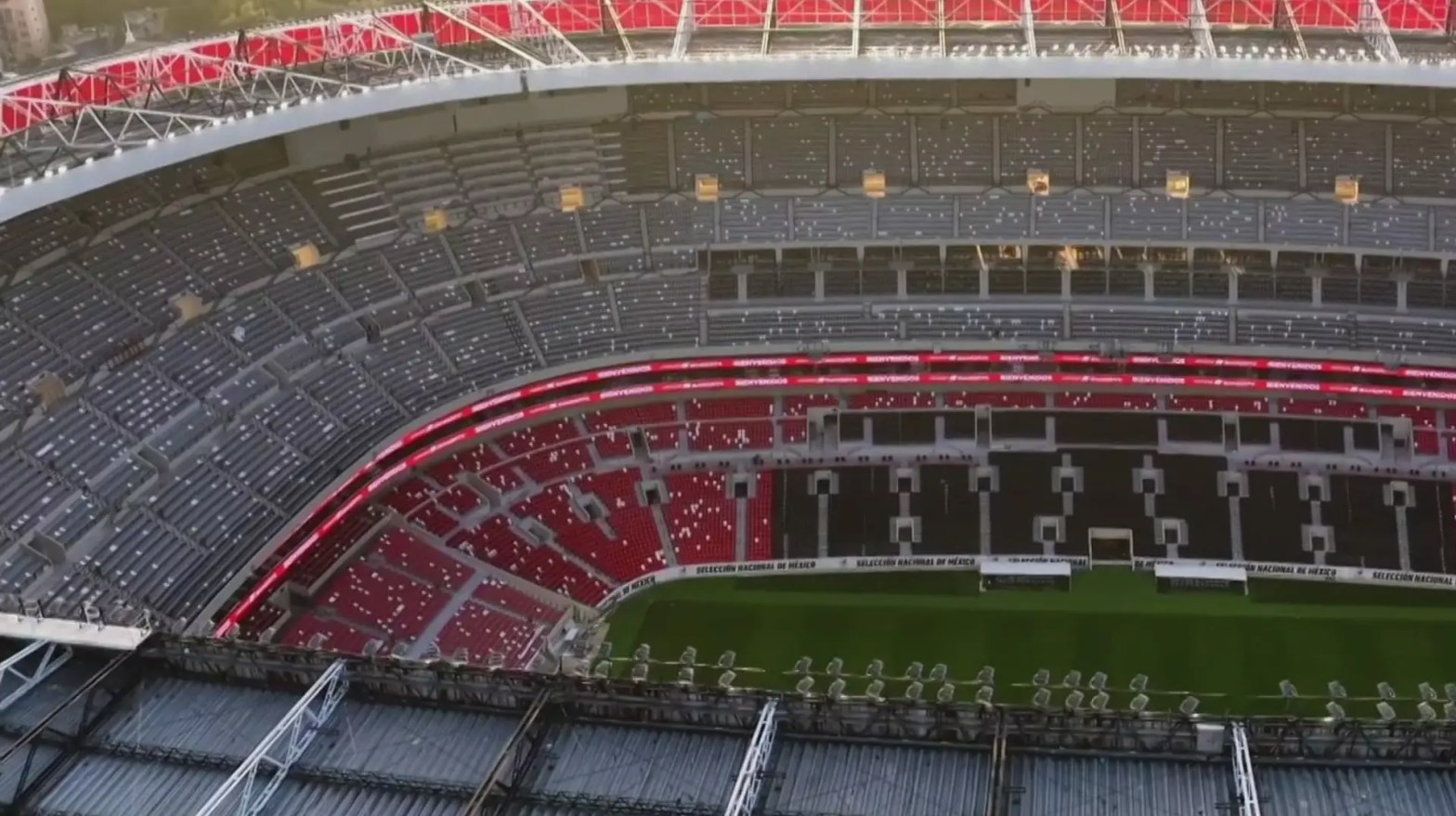 Vista aérea del Estadio Banorte durante su reinauguración, mostrando gradas renovadas y distribución interior, en contraste con los desafíos de acceso y movilidad experimentados por los asistentes