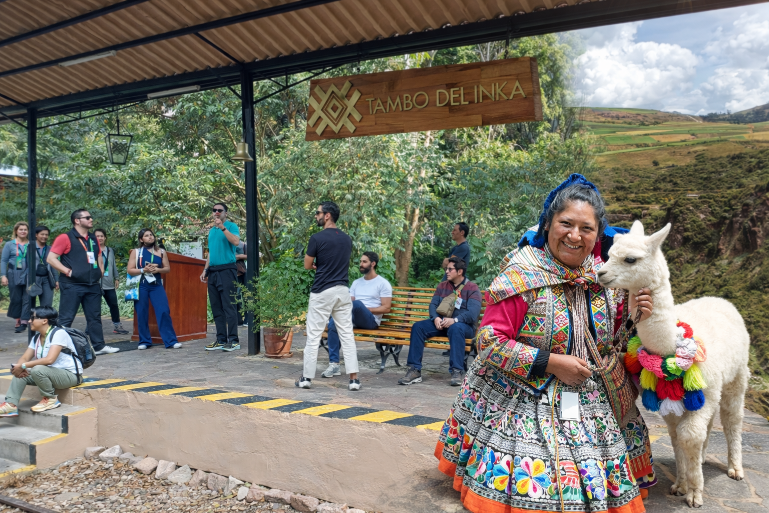 Profesionales del sector turismo en experiencia MICE en Perú, combinando networking en Tambo del Inka, cultura andina con alpaca y paisajes emblemáticos como Moray