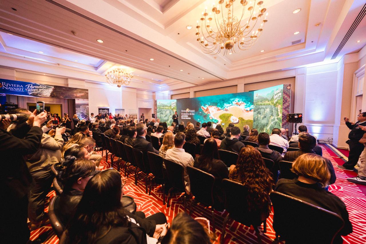 Presentación de la estrategia turística de Riviera Nayarit ante medios e integrantes de la industria turística durante una conferencia en Ciudad de México