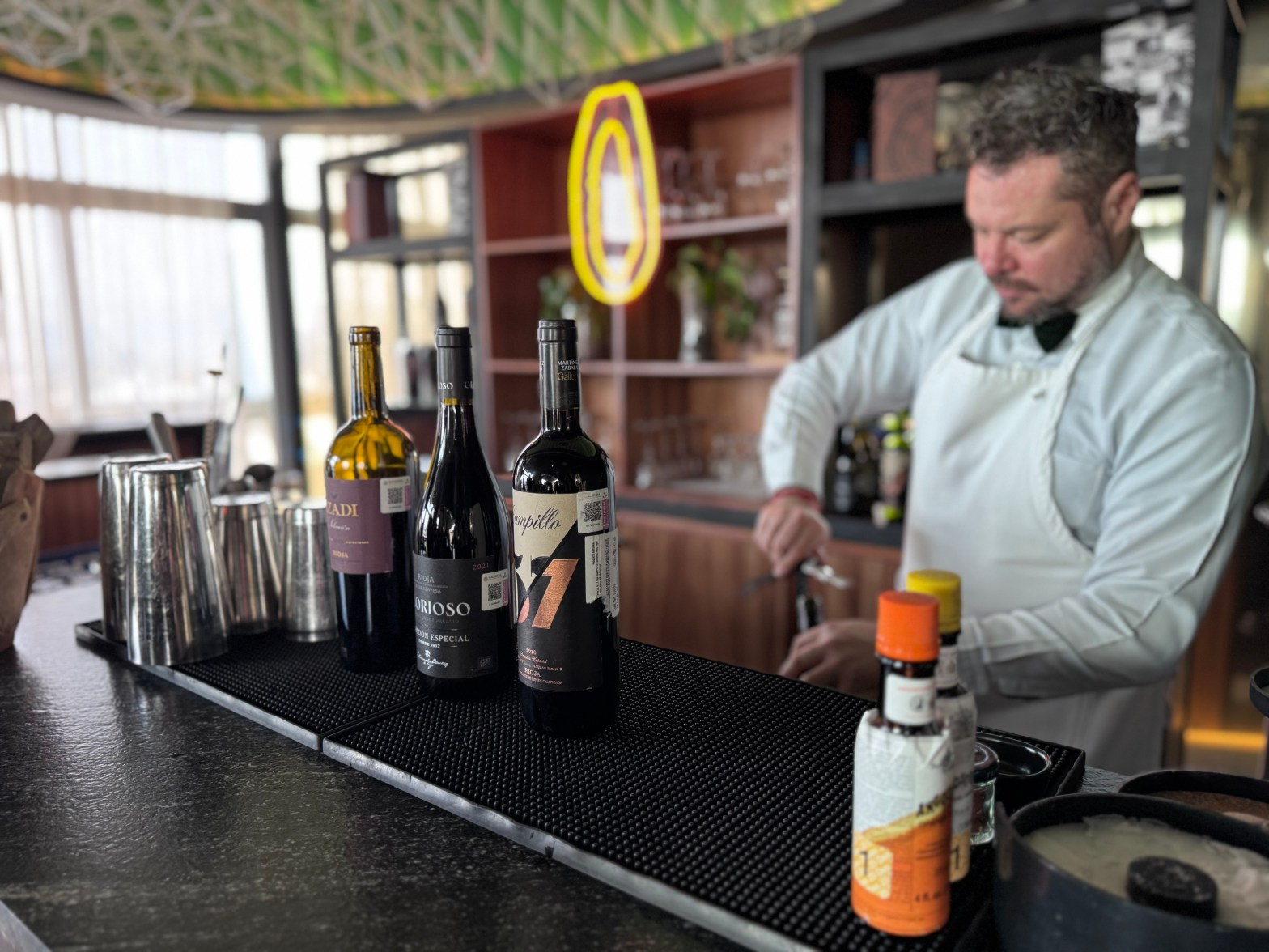 Vinos de Rioja en la barra de Moonbass Lounge durante presentación del hotel Palacio de los Ángeles