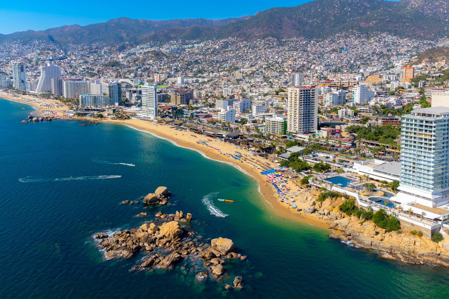 Vista aérea de la bahía de Acapulco con zona hotelera y playas, sede del Tianguis Turístico 2026 en su edición 50