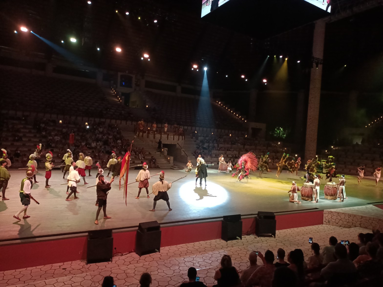 Espectáculo cultural en Xcaret con representación escénica inspirada en la historia y tradiciones de México frente a visitantes en Cancún