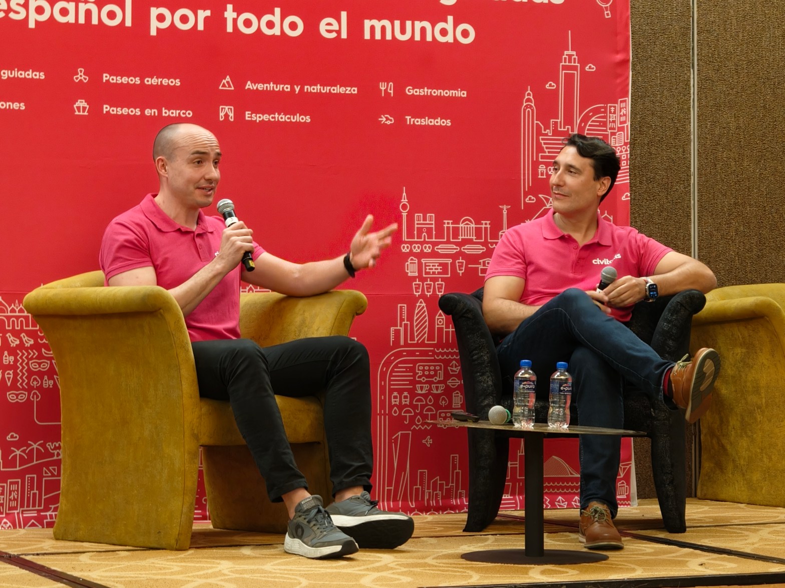 Andrés Spitzer y Enrique Espinel conversan en panel de Civitatis durante CIVIDAY en Ciudad de México