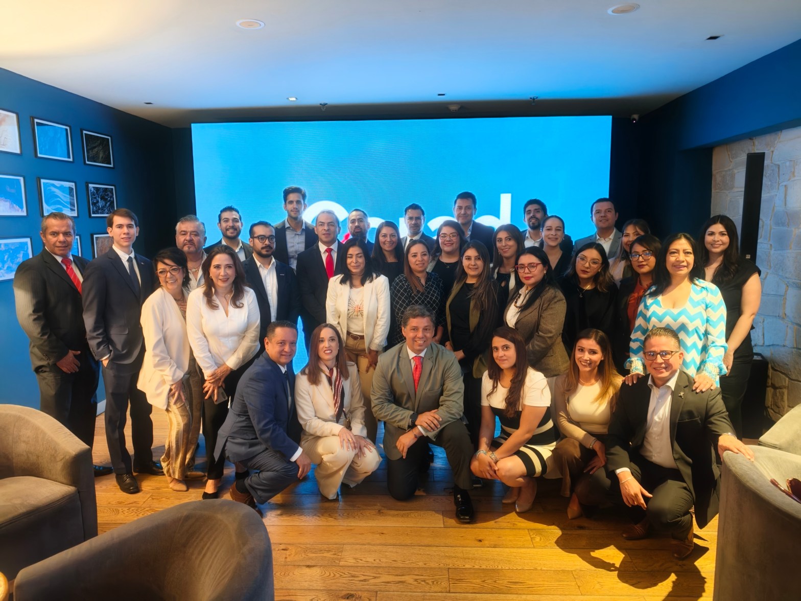 Equipo de VB Group México junto a clientes y aliados durante presentación de nueva estructura en Ciudad de México