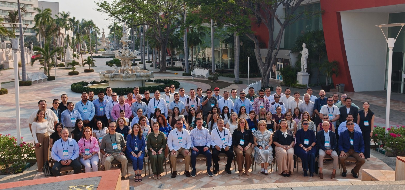 Asistentes al Congreso AMEREF 2026 durante la fotografía oficial en Mundo Imperial, Acapulco