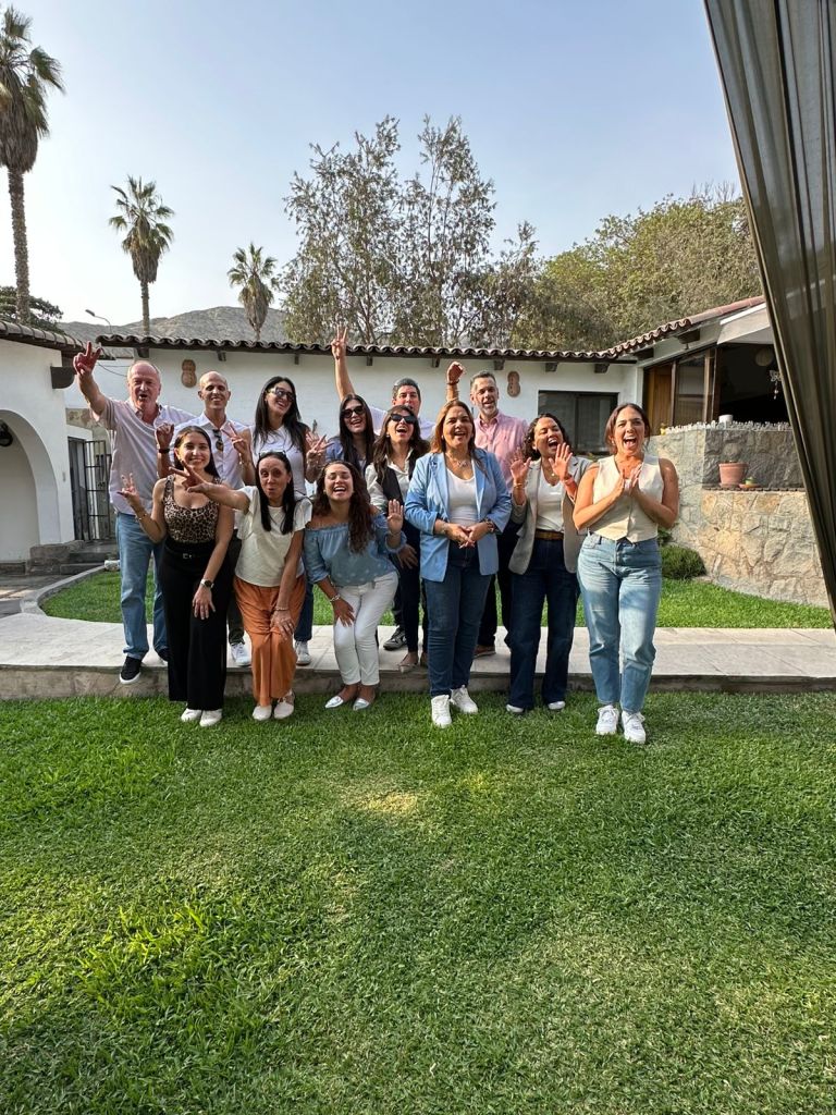 Grupo de profesionales del sector MICE en Perú reunidos al aire libre durante encuentro de networking y colaboración sectorial