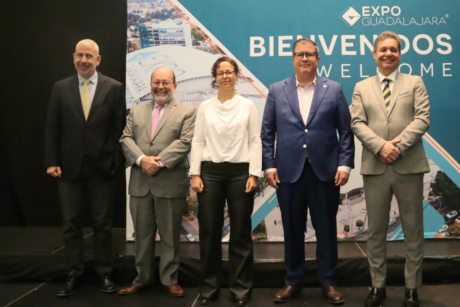 Michelle Fridman, Gustavo Staufert, José Andrés Orendáin, Arik Staropolsky y Eduardo Chaillo durante la presentación del Estudio de Relevancia Económica de las Reuniones en Jalisco 2025 en Expo Guadalajara