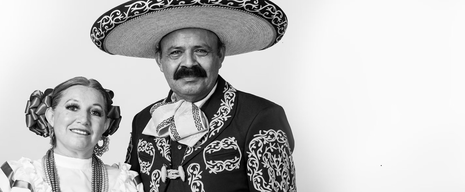 Pareja vestida con trajes tradicionales mexicanos posa durante lel Festival del Adulto Mayor Telcel Monterrey