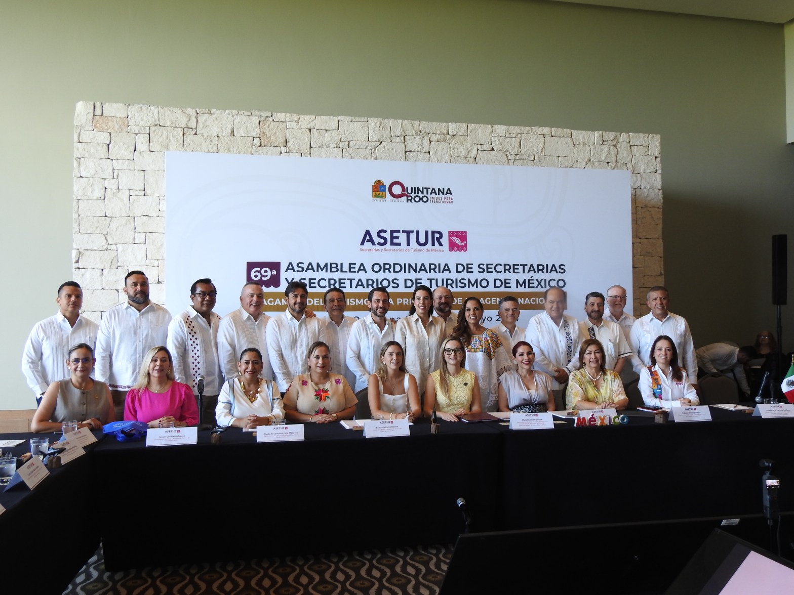 Roberto Monroy García participa en la 69ª Asamblea Ordinaria de ASETUR 2026, acompañado por integrantes de la mesa directiva y autoridades turísticas nacionales en Cancún, Quintana Roo