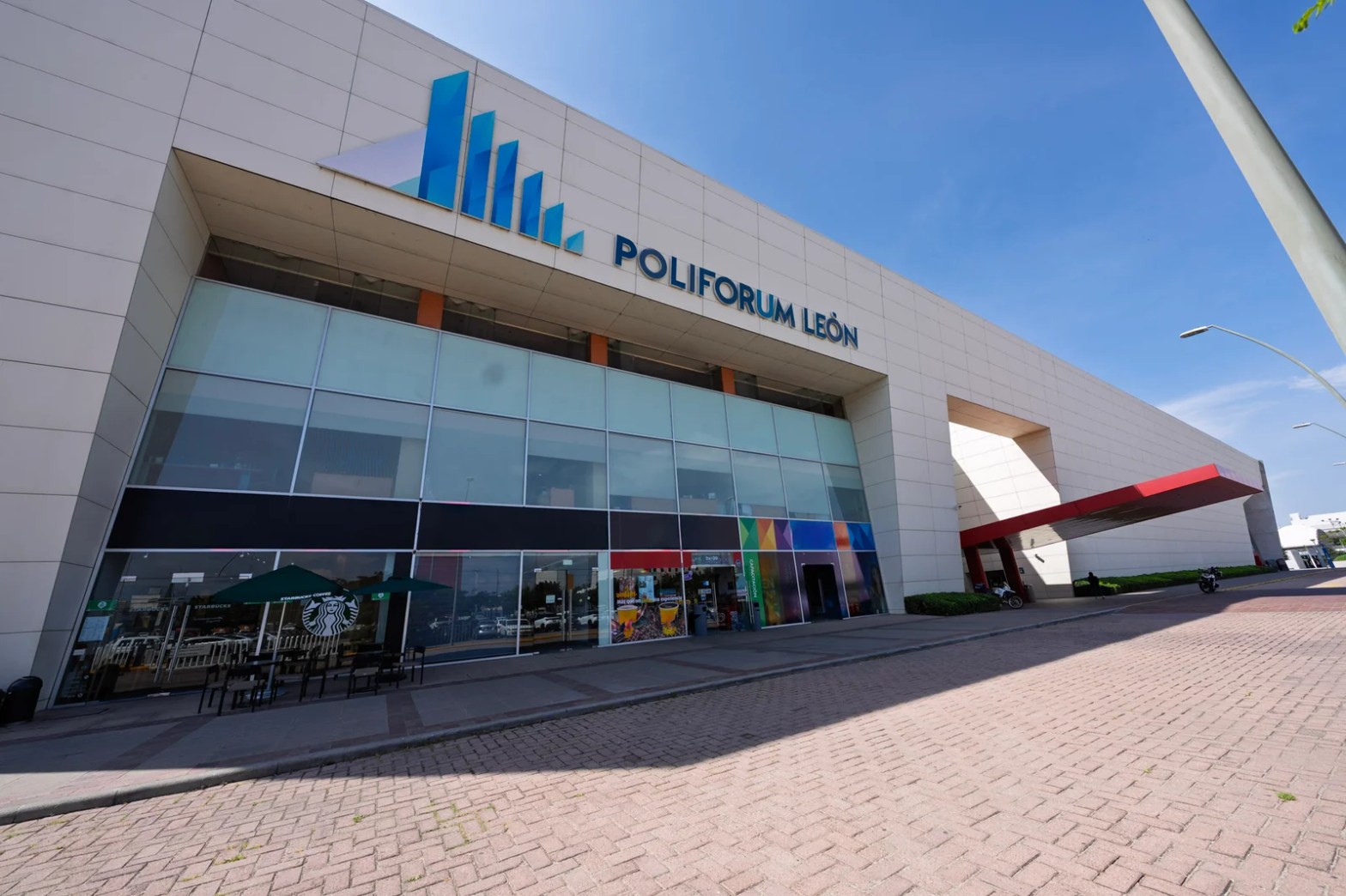 Fachada principal de Poliforum León, uno de los recintos más importantes de México para congresos, exposiciones y grandes encuentros de la industria MICE