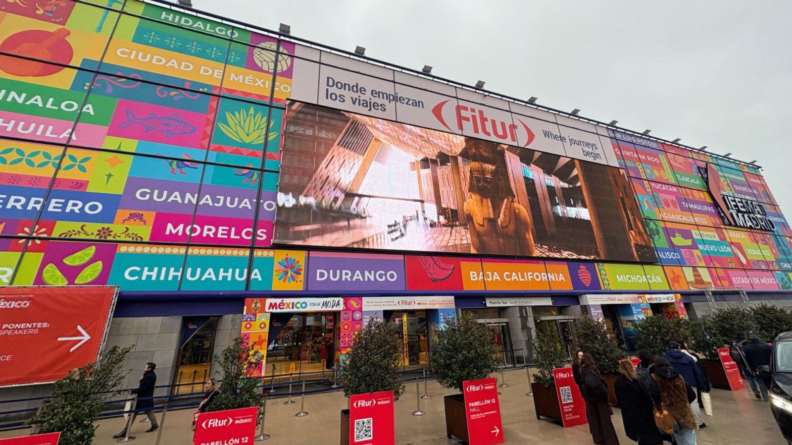 Fachada de IFEMA Madrid intervenida con gráficos de México durante FITUR 2026
