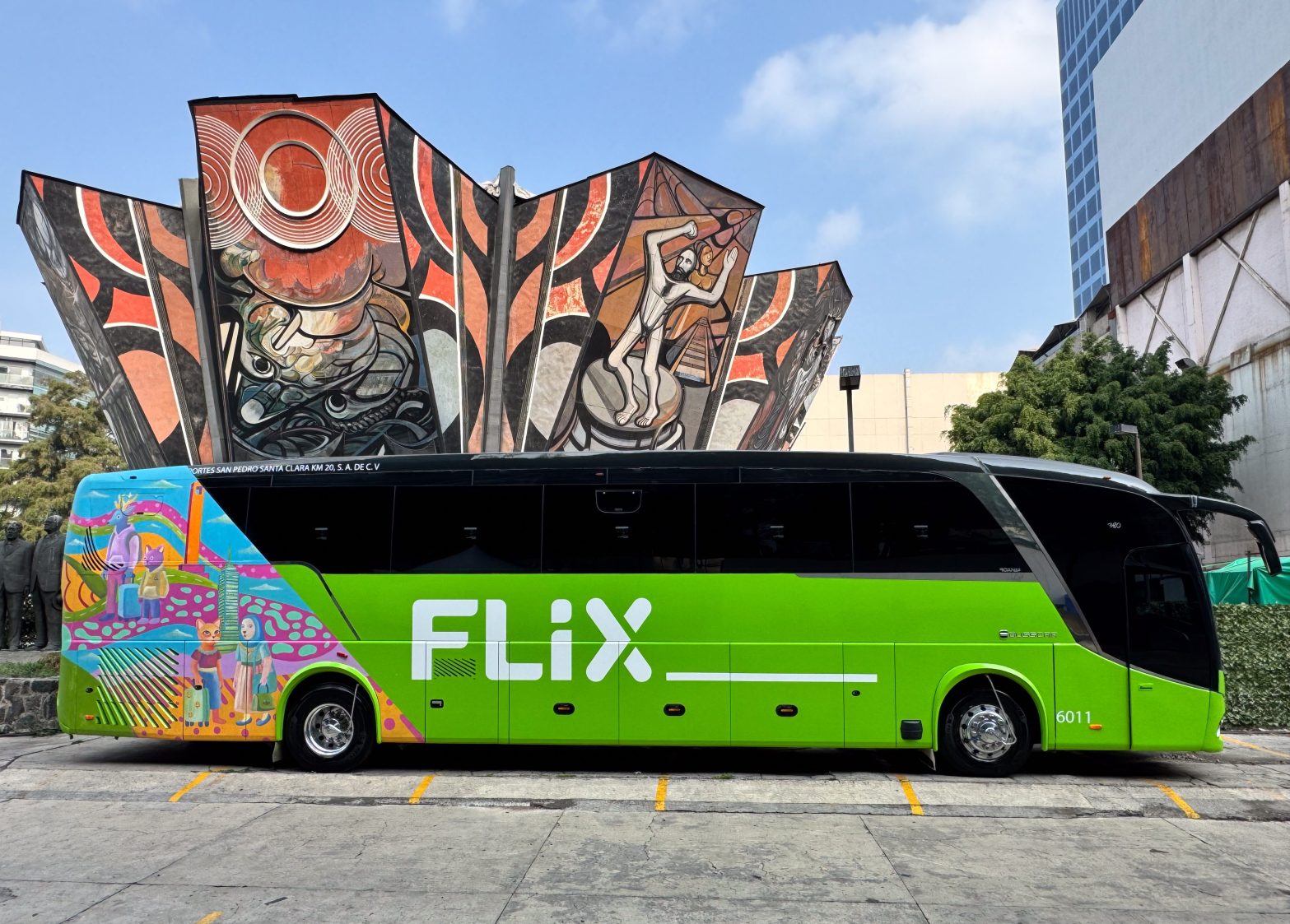 Autobús de Flix México frente al Polyforum Cultural Siqueiros en Ciudad de México