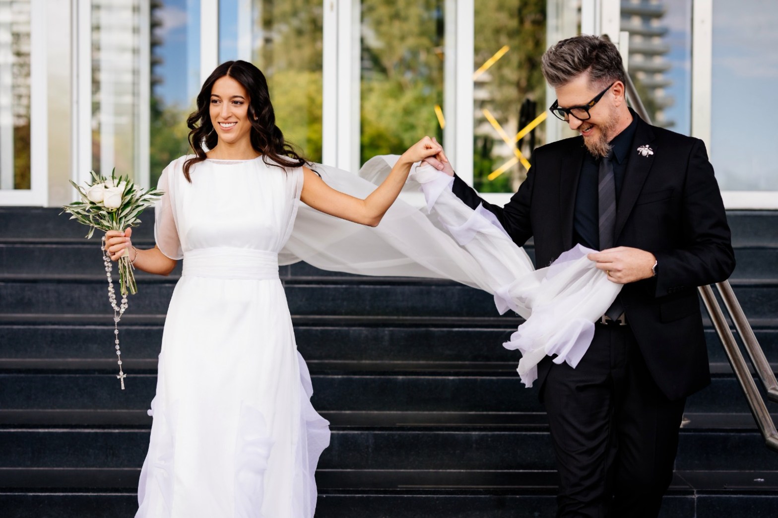 Adrián Pavía acompaña a una pareja durante una sesión de boda, reflejando el papel del destination wedding planner como guía, estratega y facilitador de experiencias memorables