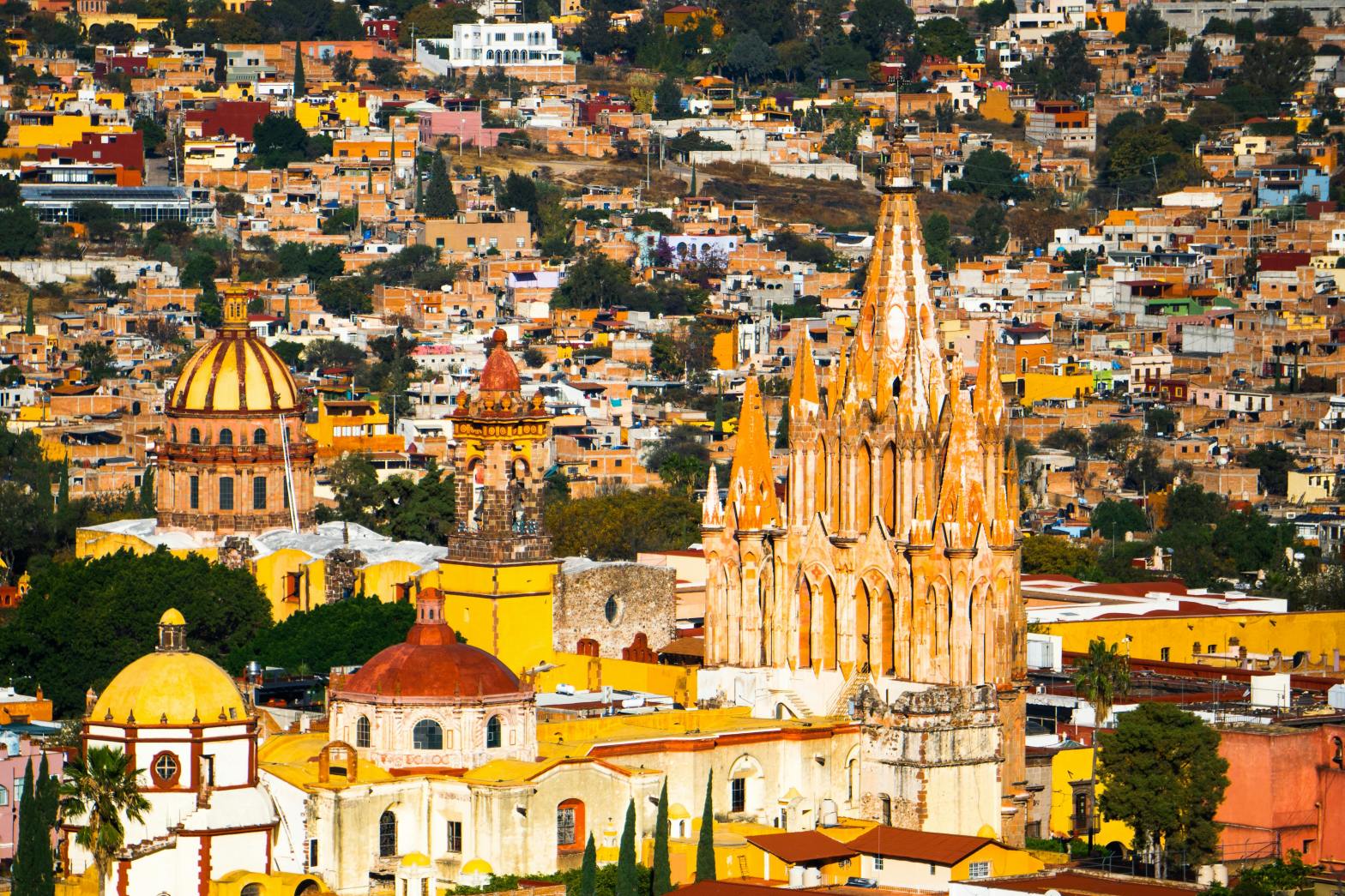 Vista panorámica de San Miguel de Allende con la Parroquia de San Miguel Arcángel y el centro histórico rodeado de arquitectura colonial