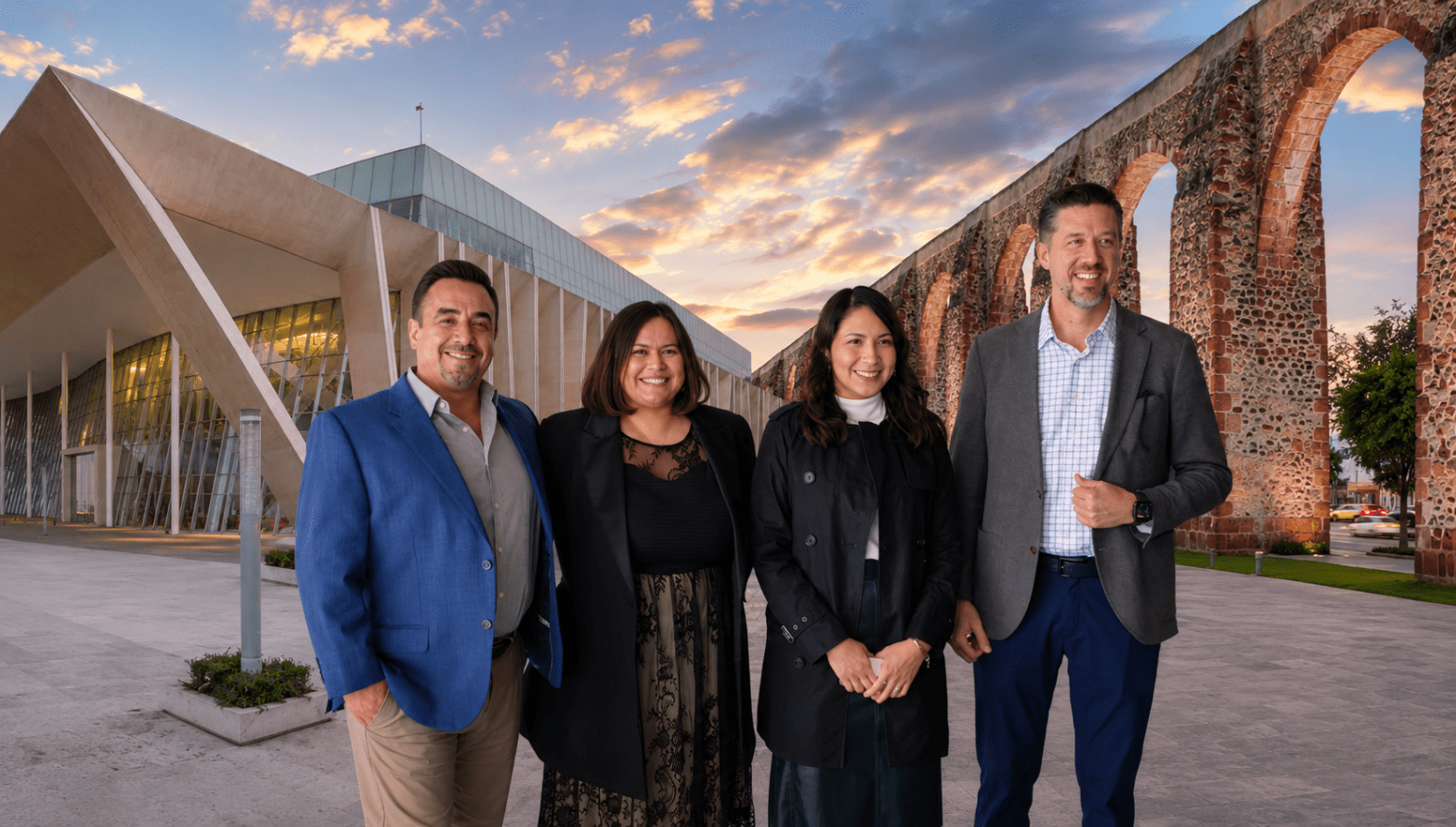 Directivos del Consejo Mexicano de la Industria de Reuniones (COMIR) frente al Centro de Congresos de Querétaro y el Acueducto, sede y símbolo de la ciudad que albergará el CNIR 2026