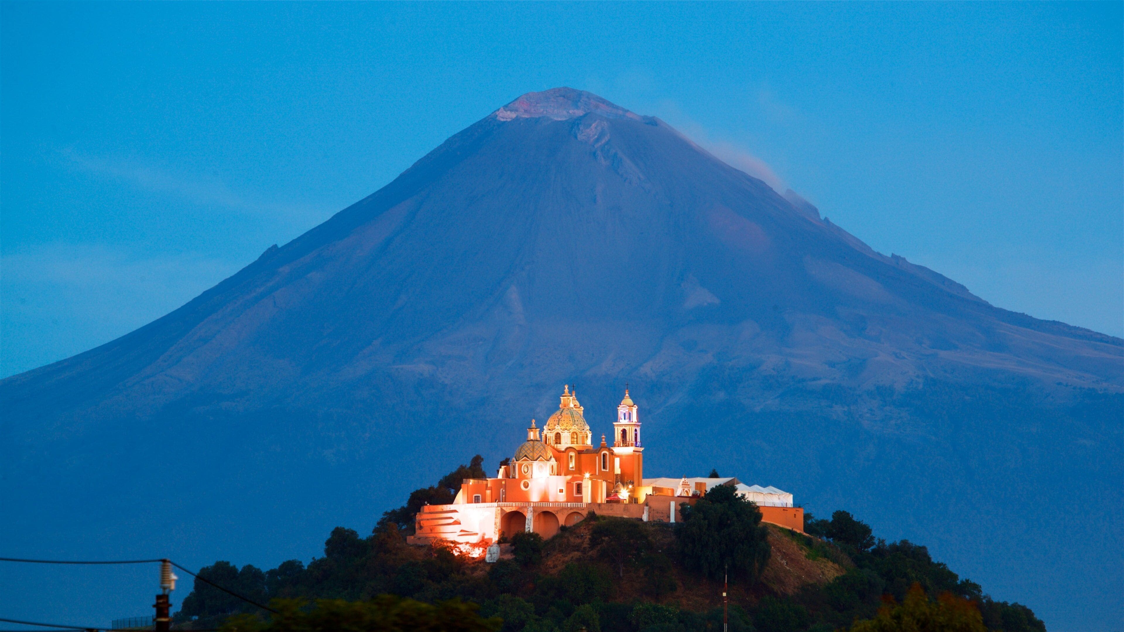 Santuario de Nuestra Señora de los Remedios, en Cholula, con el volcán Popocatépetl al fondo