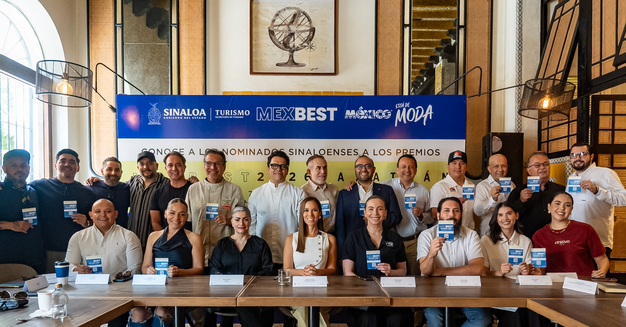 Mireya Sosa Osuna posa con representantes de restaurantes, hoteles y bares sinaloenses durante la presentación del encuentro nacional de gastronomía y hospitalidad que se realizará en Mazatlán